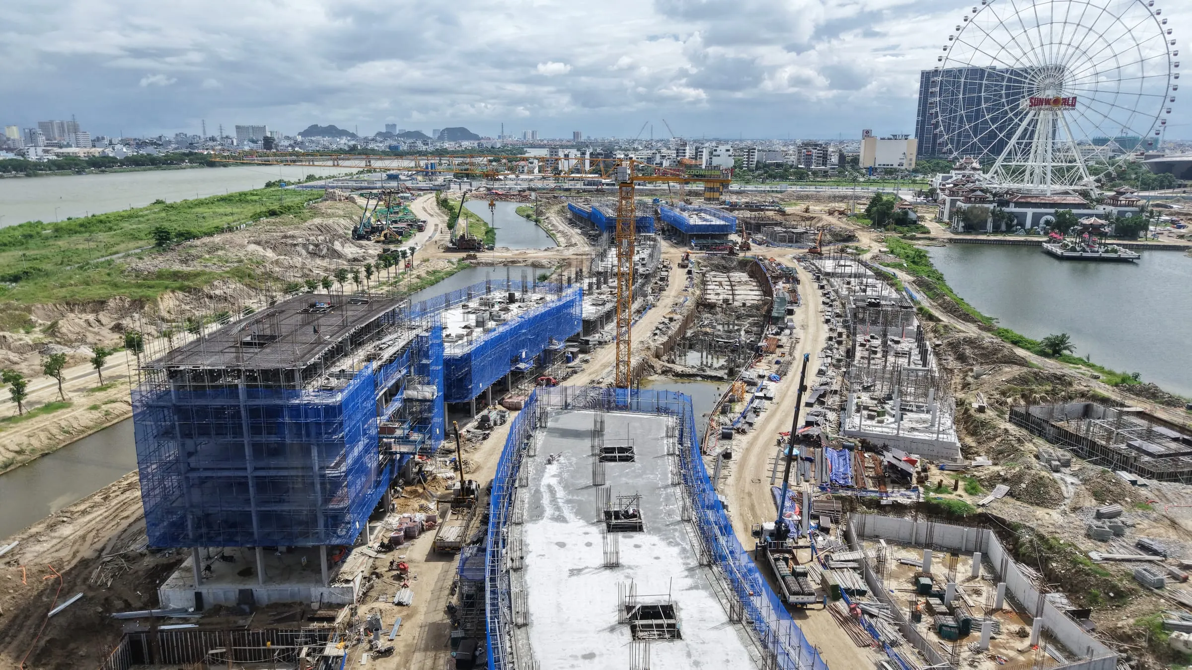 Dải công trình đang thi công dọc kênh nội khu Da Nang Downtown, tháng 10/2026