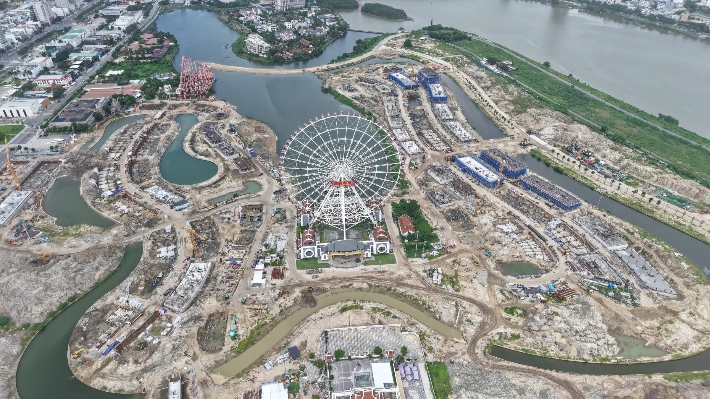 Toàn cảnh công trường Da Nang Downtown từ trên cao tháng 10/2026, vòng quay giữ lại ở trung tâm