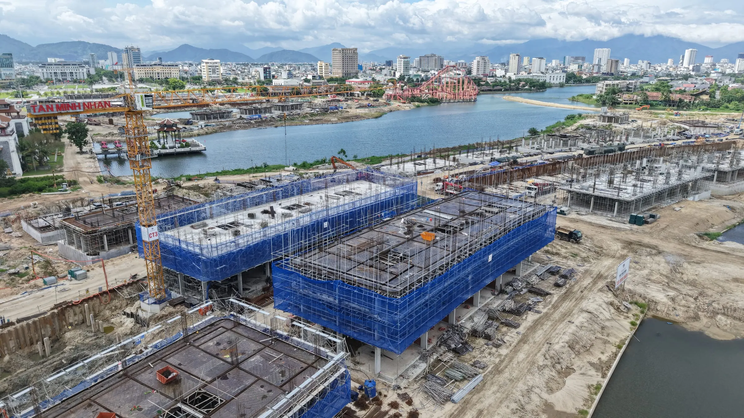 Các khối công trình thấp tầng Da Nang Downtown đang thi công phần thân cạnh hồ, tháng 10/2026