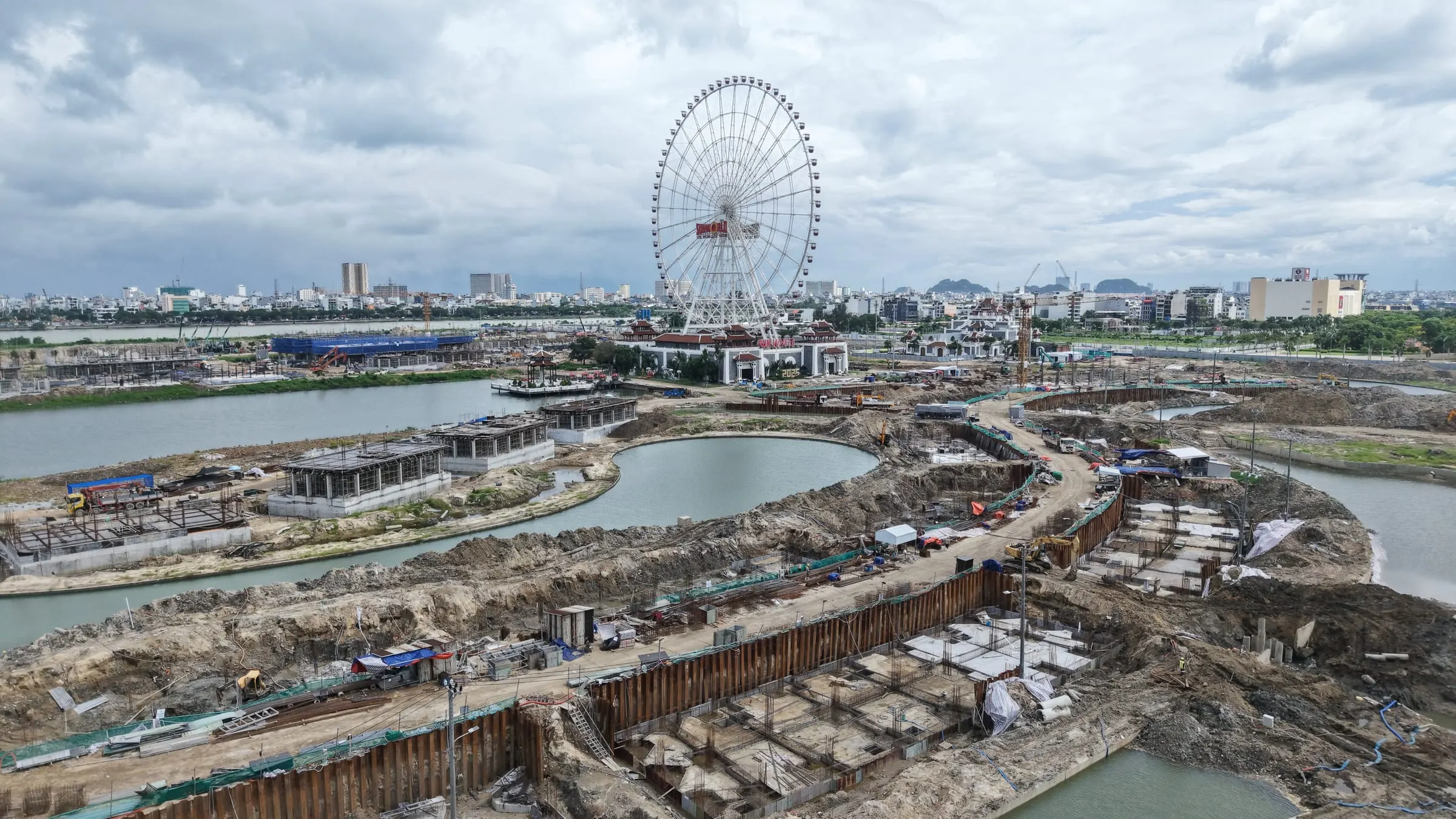 Tường cừ thép và sàn móng ven hồ tại công trường Da Nang Downtown, tháng 10/2026